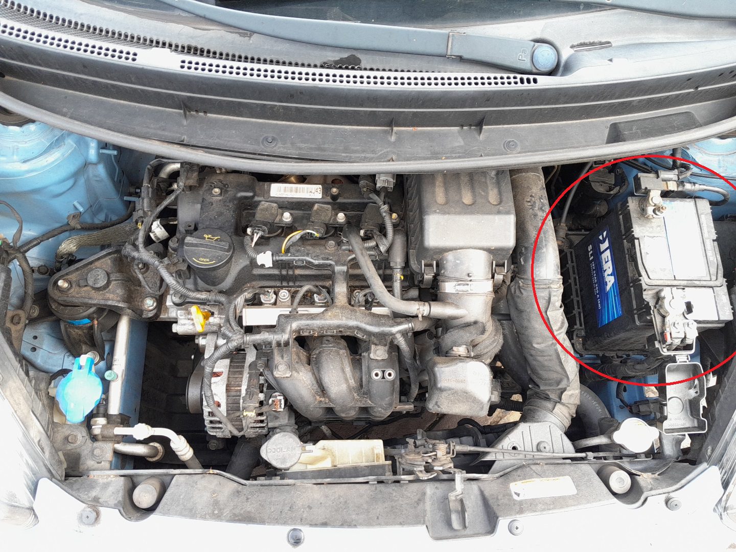 Kia Picanto 2011–2017 12-volt battery location in the engine bay