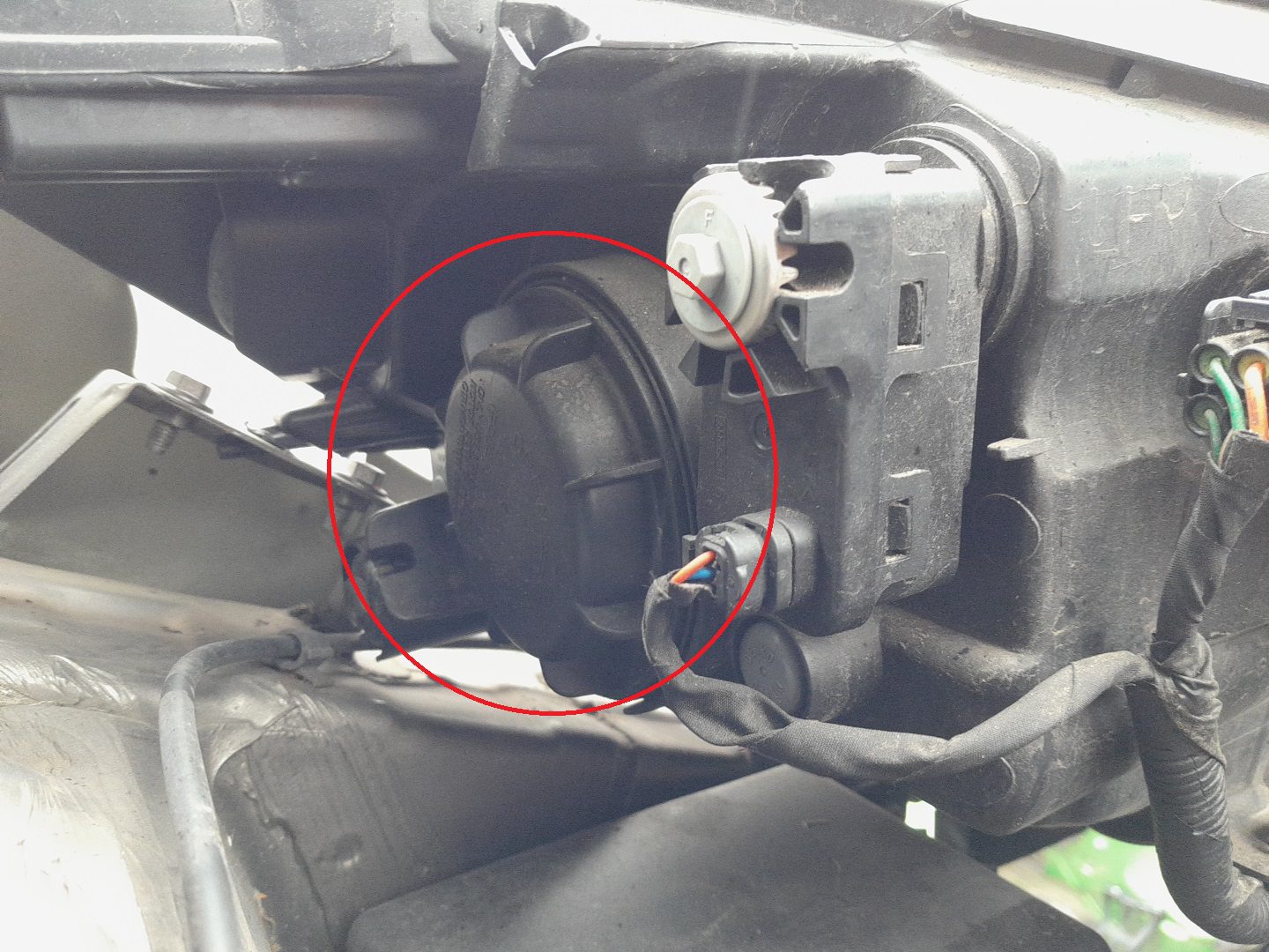 Kia Picanto 2011–2017 headlight bulb replacement showing rear access cover