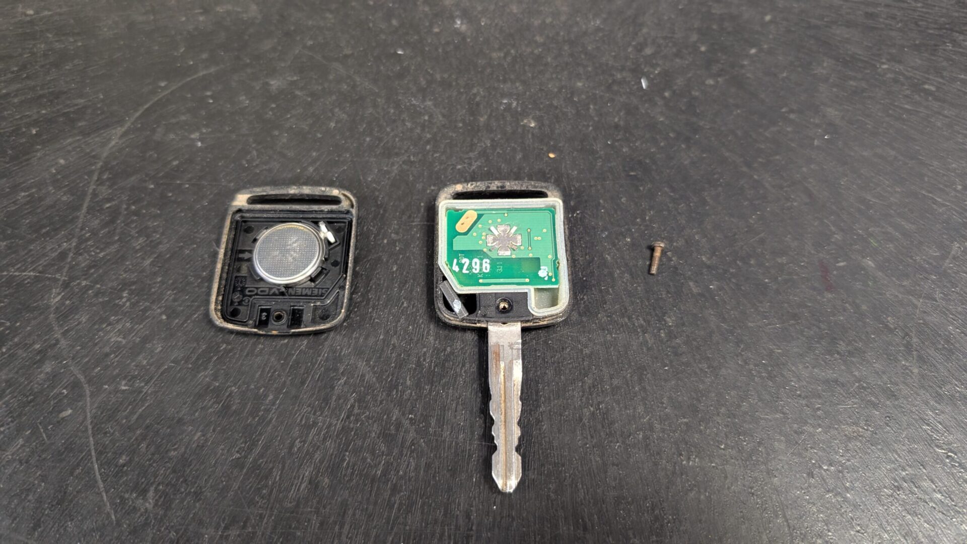Nissan Murano Z50 key fob opened showing 3V CR2032 battery