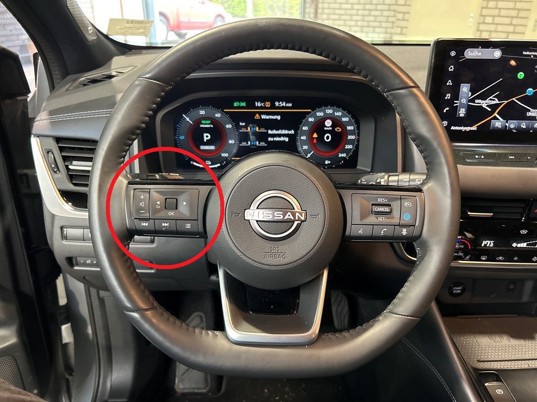 Nissan Qashqai J12 multifunction steering wheel controls used to reset service indicator