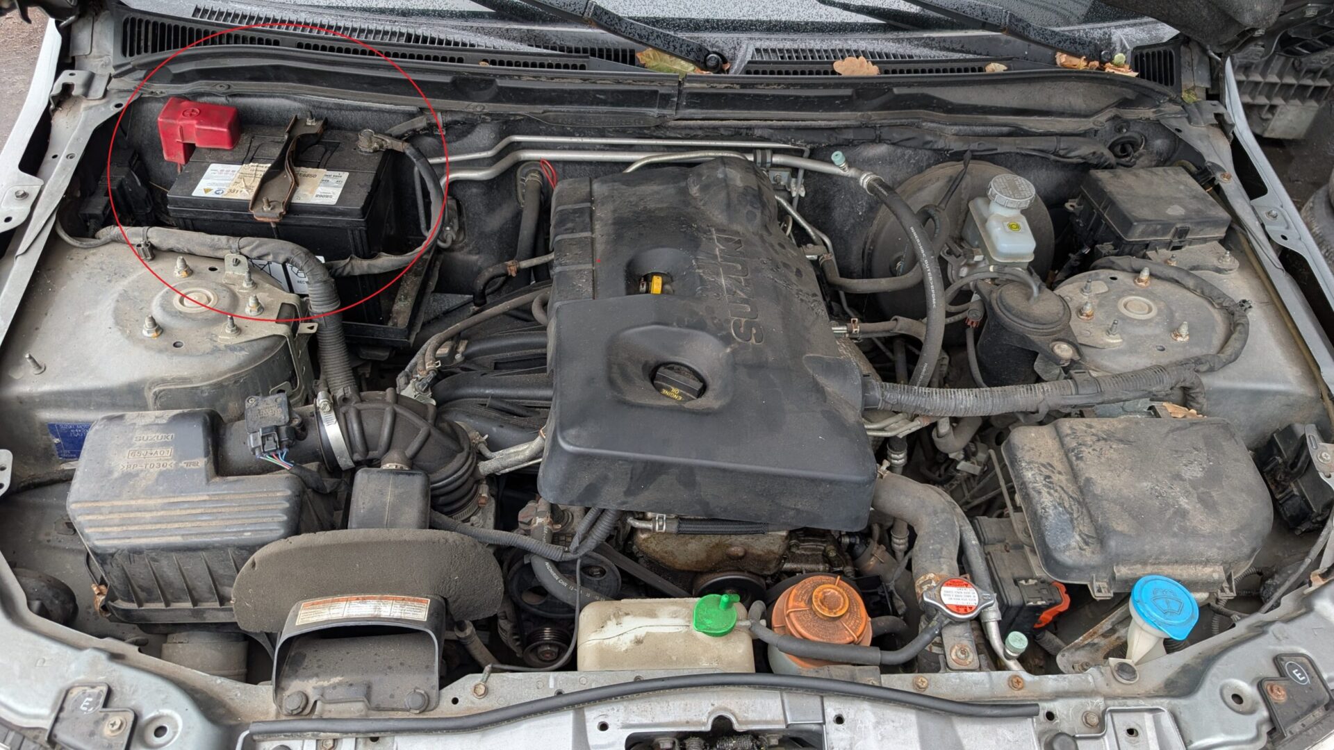 Suzuki Grand Vitara (2005–2015) battery location in the engine compartment