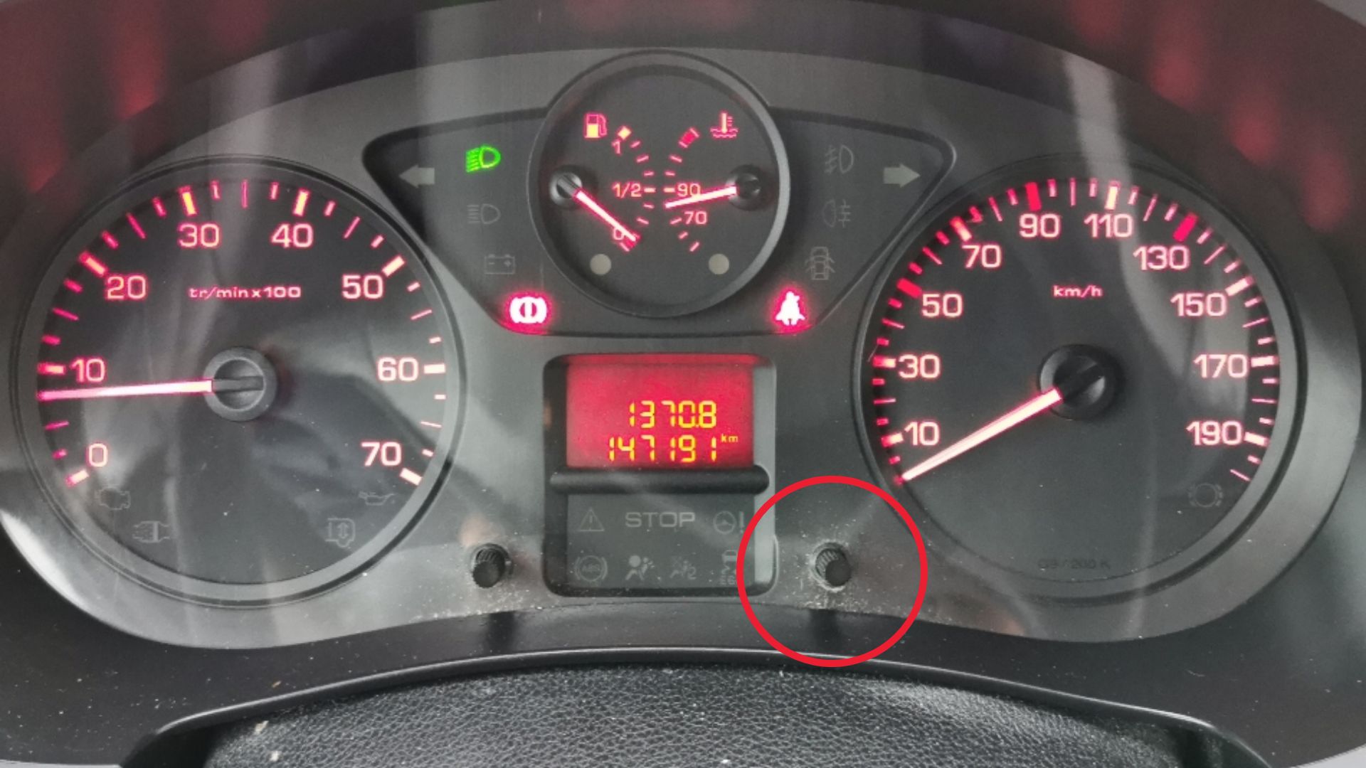 Citroën Berlingo instrument cluster service reset button location