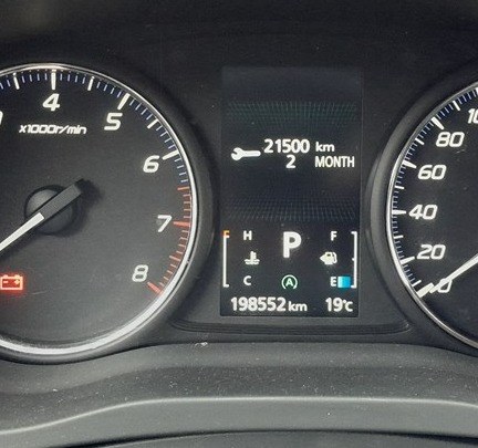 Service reminder display in a Mitsubishi Outlander instrument cluster