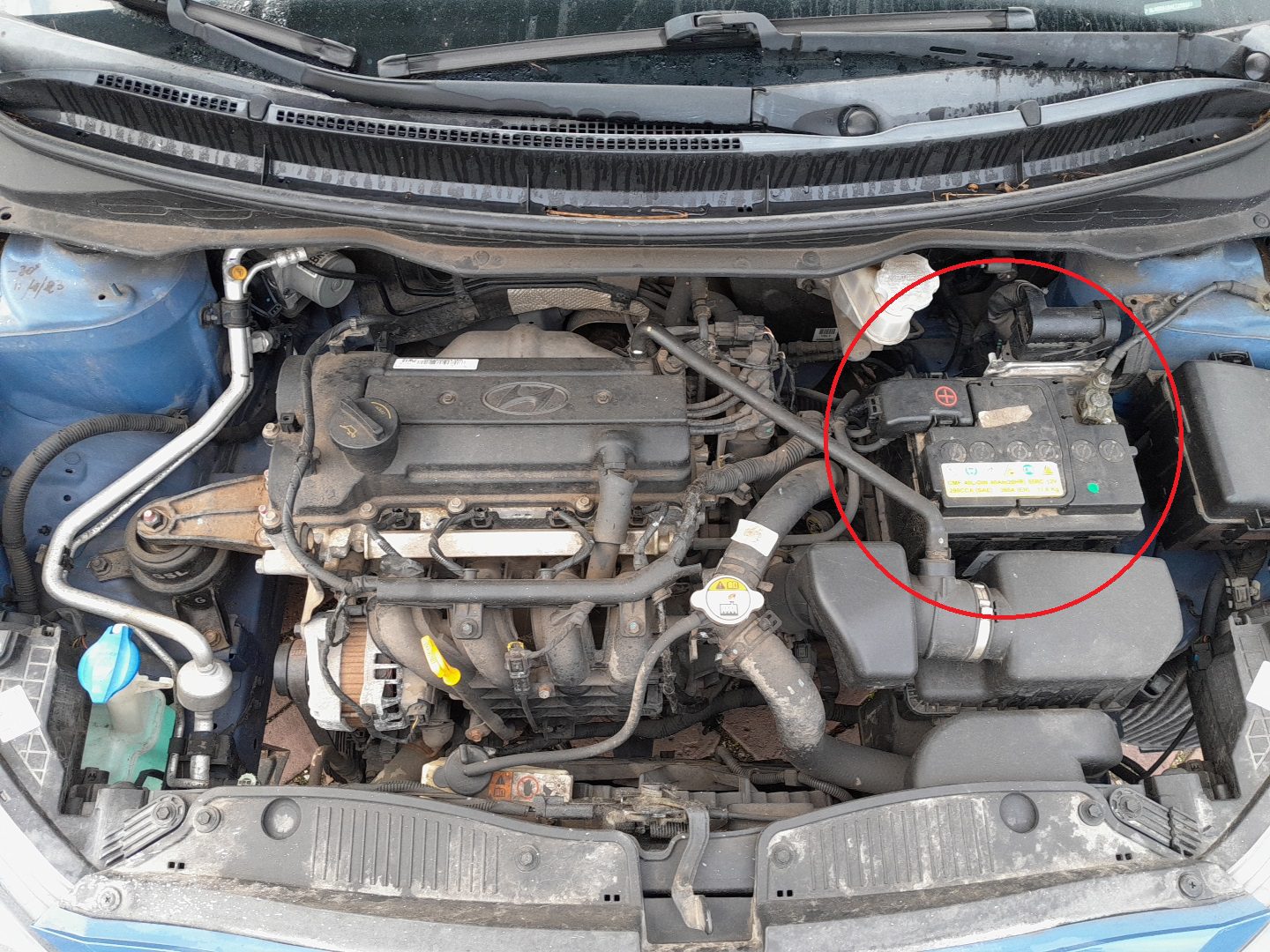 Hyundai i20 2009–2014 12-volt battery location in the engine bay