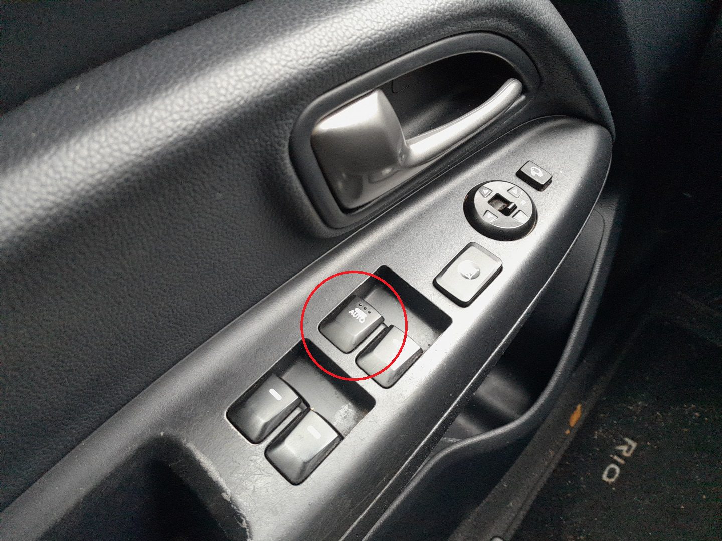 Kia Rio 2011–2018 power window switch used for initialization after battery reset