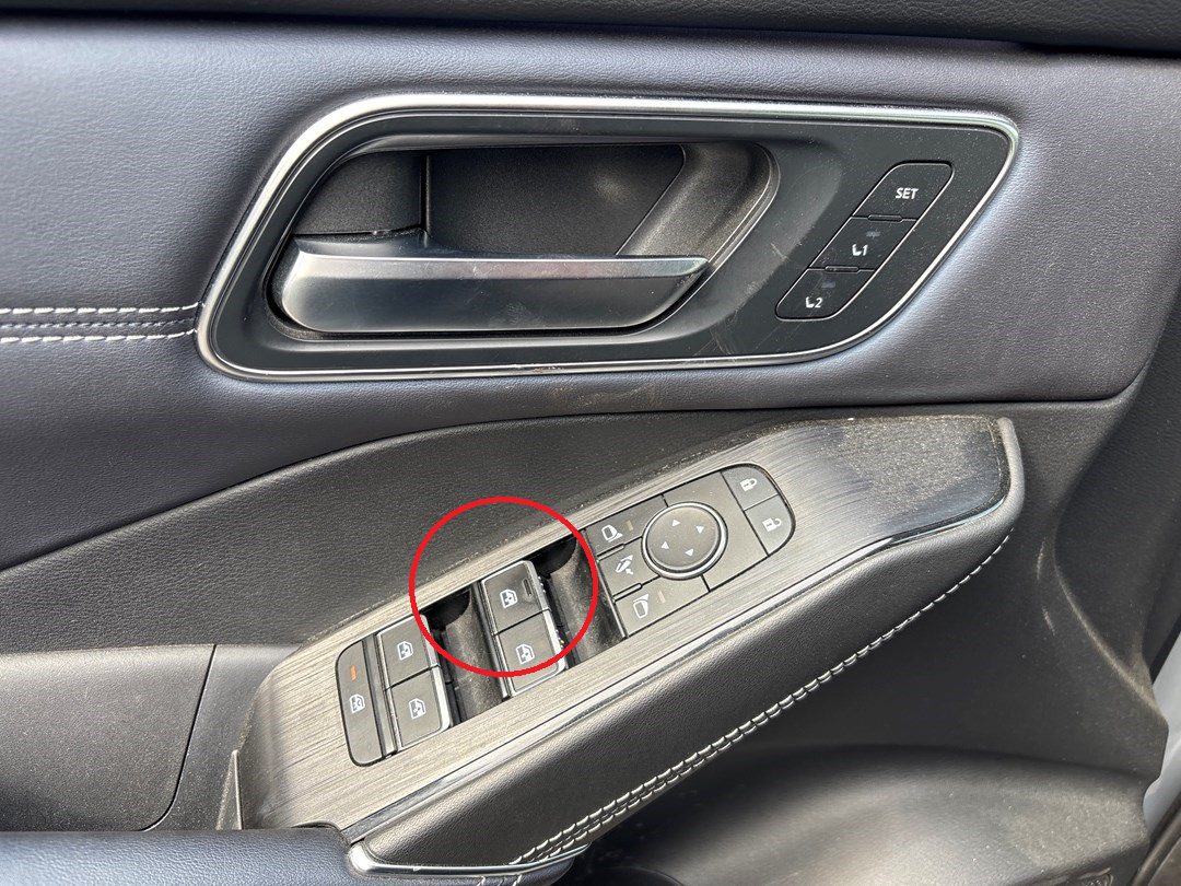 Nissan Qashqai J12 power window switch used for initialization procedure