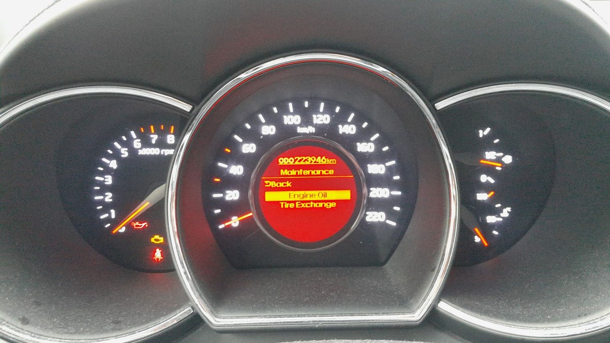 Kia Rio UB Maintenance submenu with Engine Oil highlighted and Tire Exchange listed