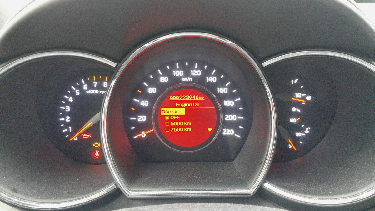 Kia Rio UB Engine Oil service interval screen showing OFF, 5000 km and 7500 km