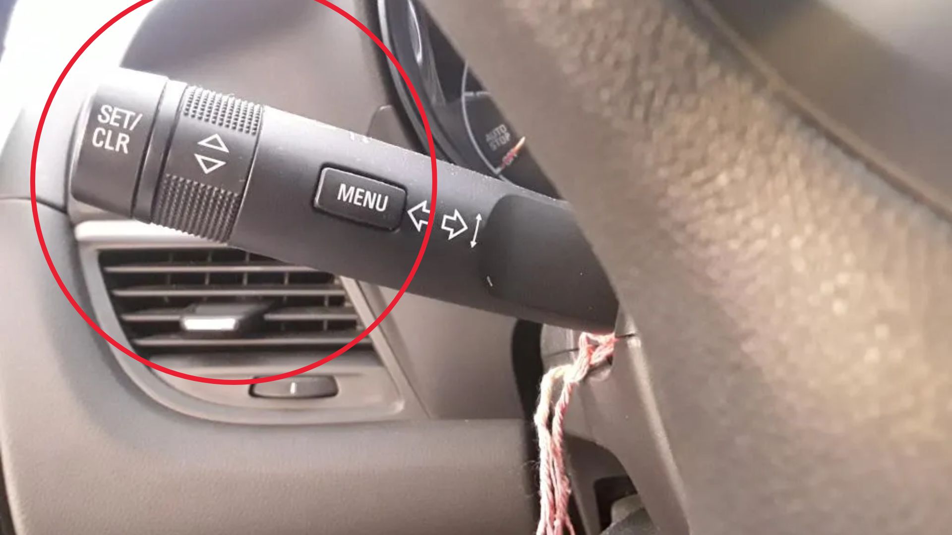 Opel Zafira Tourer steering wheel MENU and SET/CLR selector buttons used for service-indicator reset