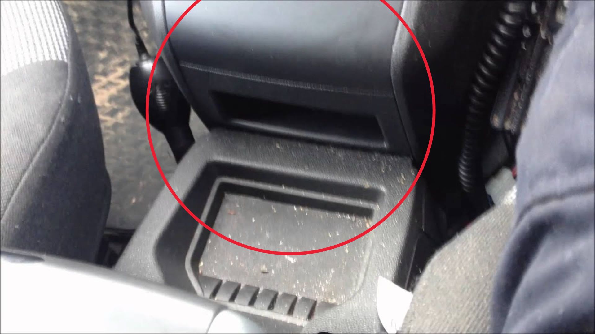 Remove the ashtray from the centre console on an Opel Zafira B (2005–2014)