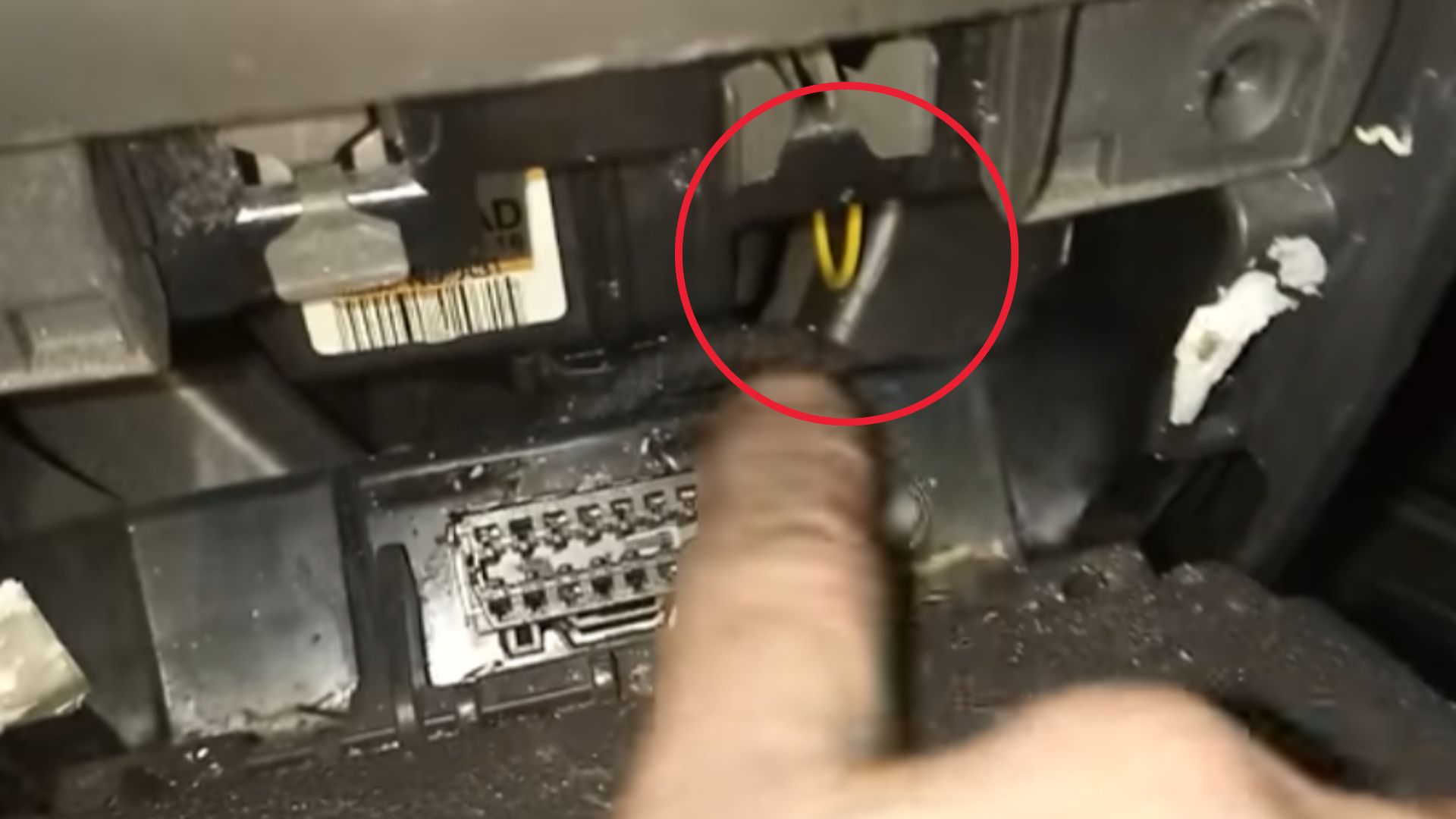 manual release mechanism beneath the ashtray opening an Opel Zafira B (2005–2014)