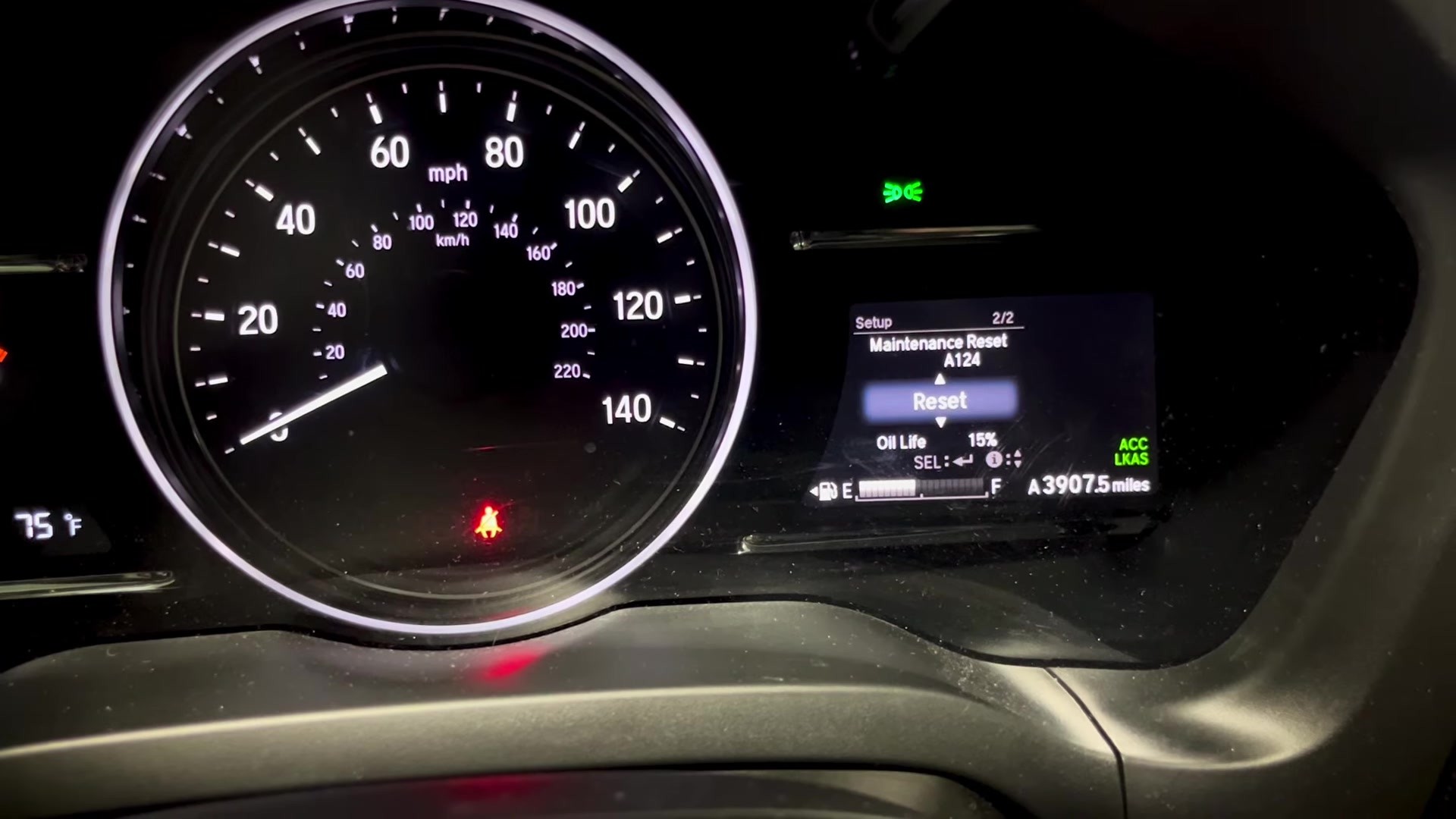 Honda HR-V Mk2 cluster during a reset: the right-hand multi-information display shows the Maintenance Reset menu with Oil Life 15% and the Reset option highlighted.