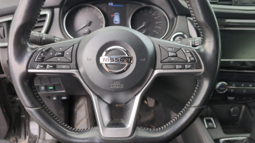 Steering-wheel buttons on a post-2017 facelift J11 Qashqai — show both spokes so the new right-spoke arrows rocker (button 3) is visible.