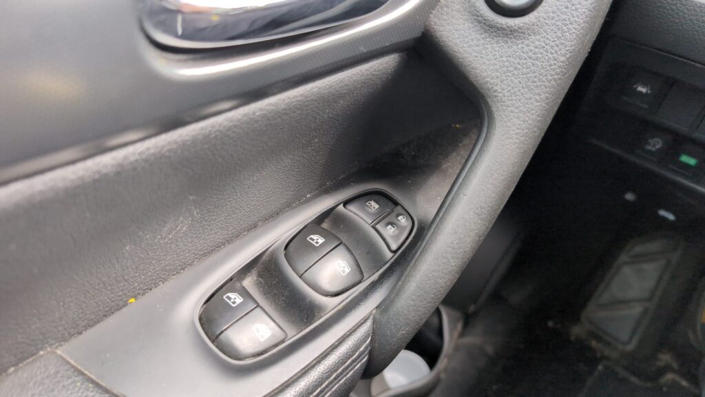 Nissan Qashqai Mk2 J11 driver door power window switch panel