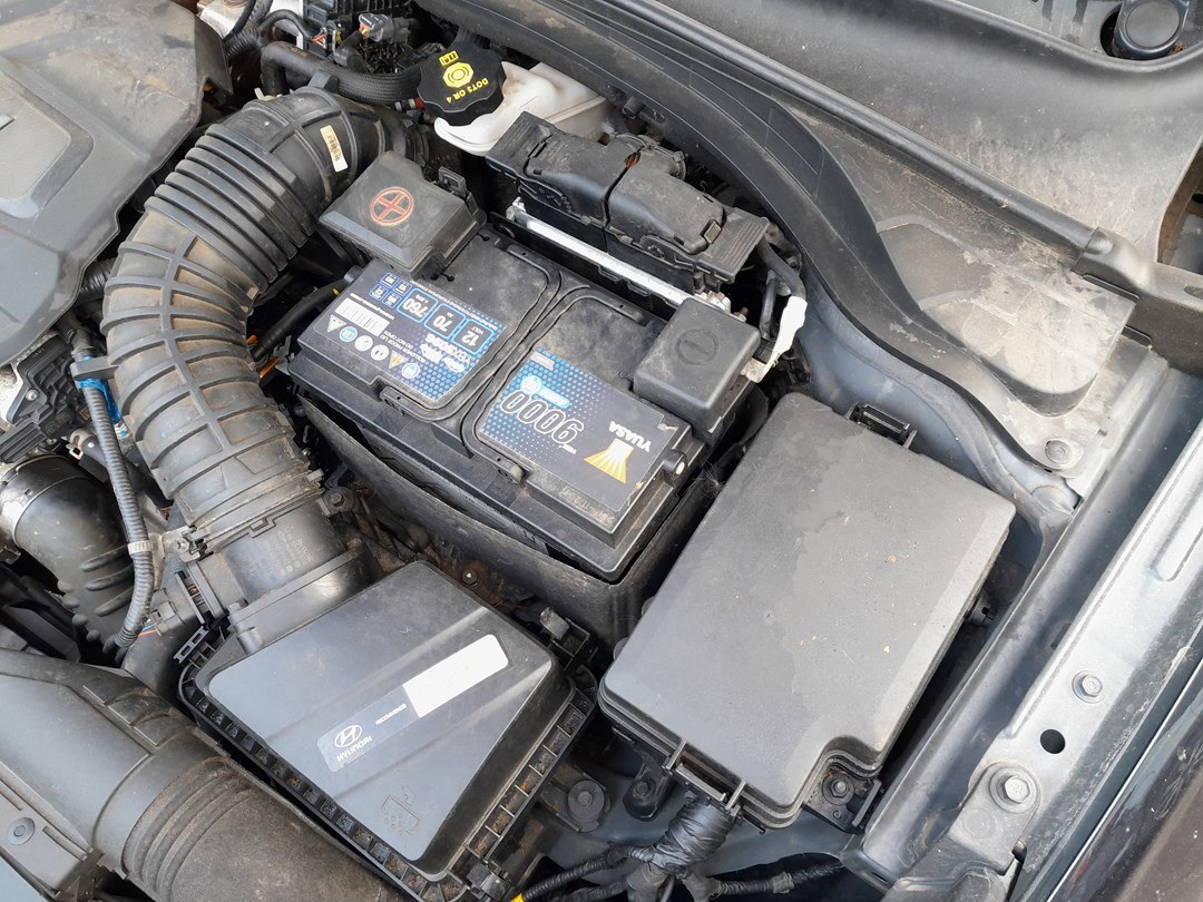 12 volt battery in the Hyundai i30 Mk3 engine bay