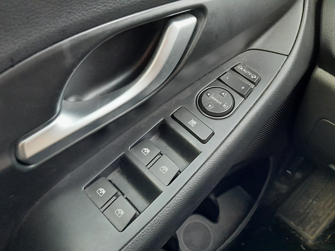 Driver door window and mirror switches on the Hyundai i30 Mk3
