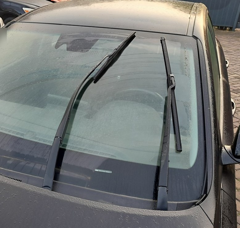 Hyundai i30 Mk3 wiper blades raised to the service position