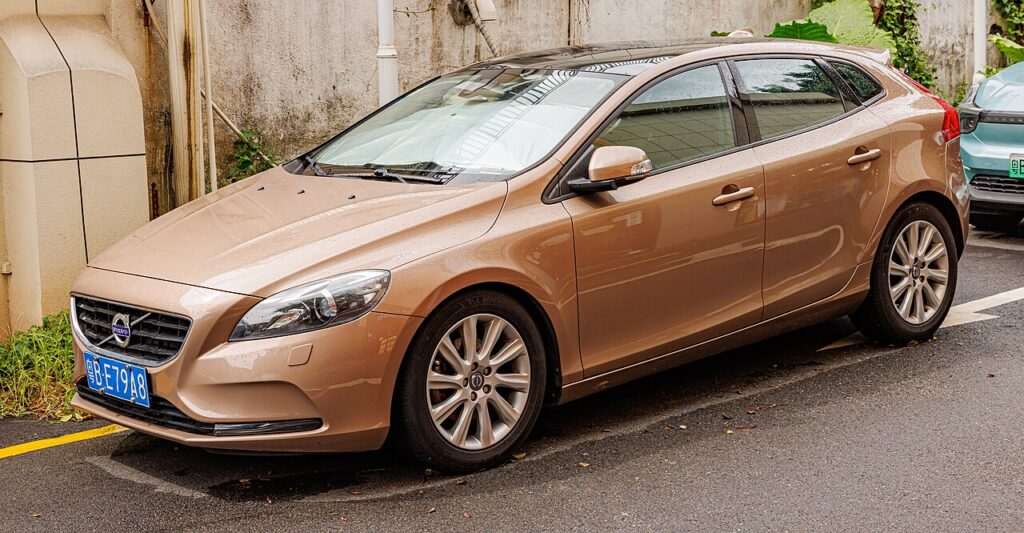 Volvo V40 Mk2 — the vehicle covered in this reset guide.