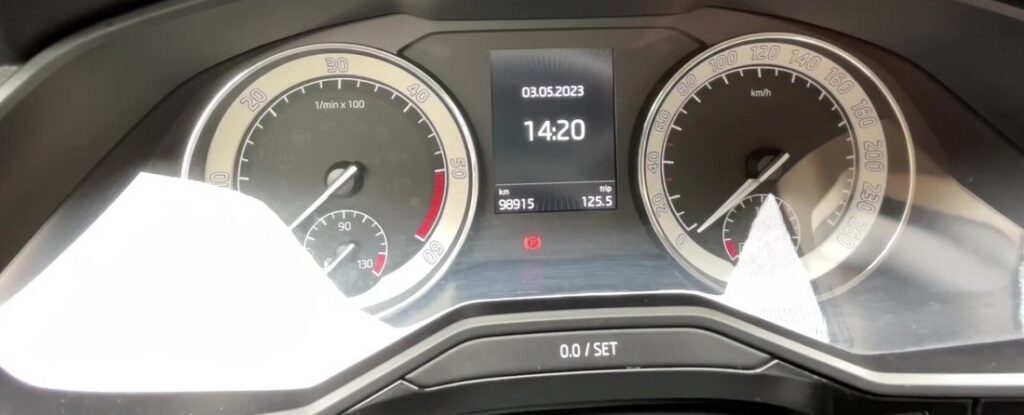 Skoda Superb Mk3 (3V) instrument cluster with the central MaxiDOT display and the 0.0/SET reset button below it, used for the oil and inspection service reset.