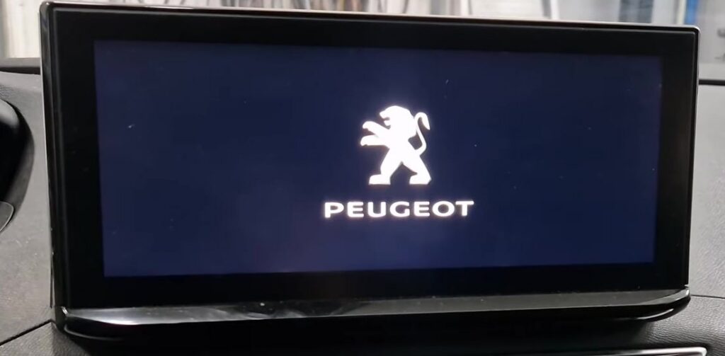 Peugeot 3008 i-Cockpit touchscreen rebooting showing the Peugeot logo