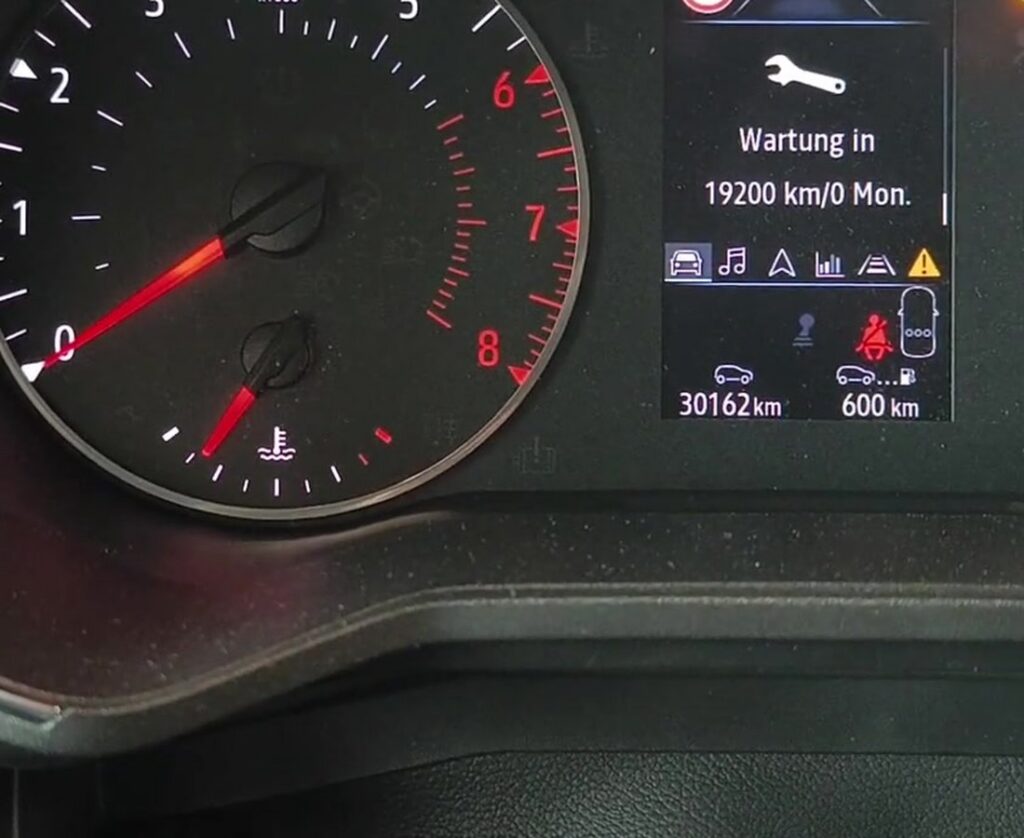 Renault Clio Mk5 cluster showing the service countdown.