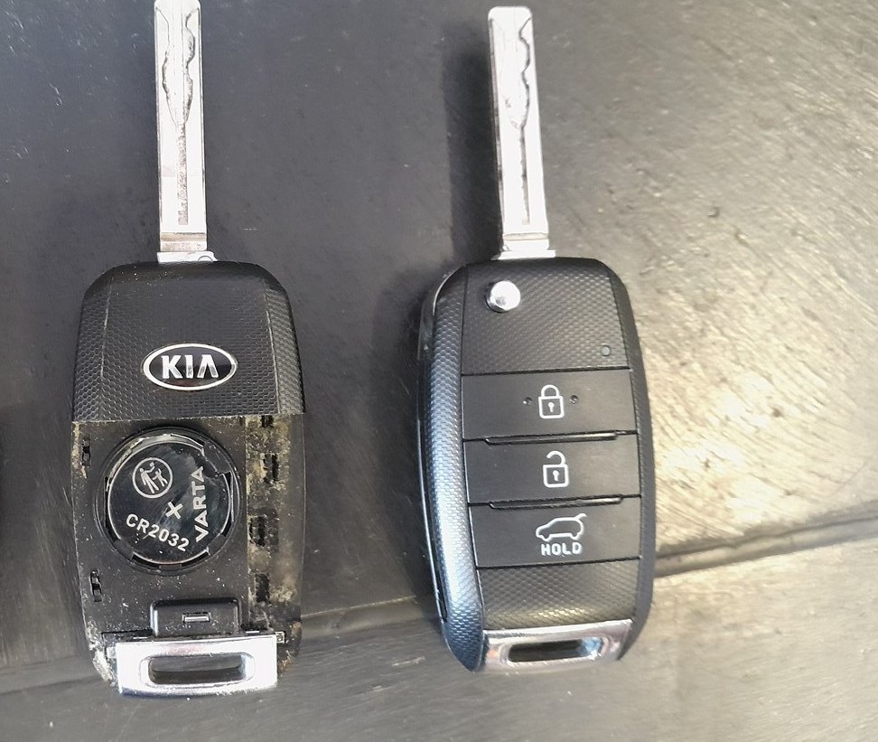 Kia Ceed JD flip key opened showing the CR2032 coin cell
