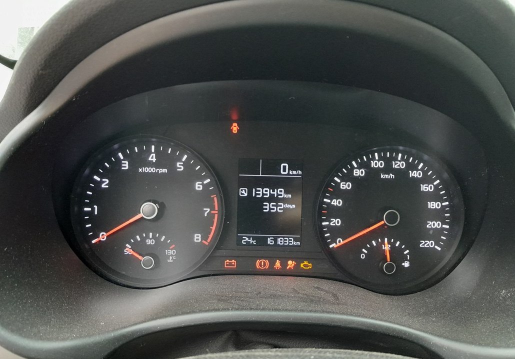 Kia Stonic instrument cluster showing the service reminder