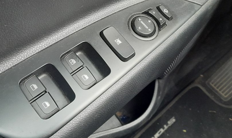 Kia Stonic driver door window switch panel