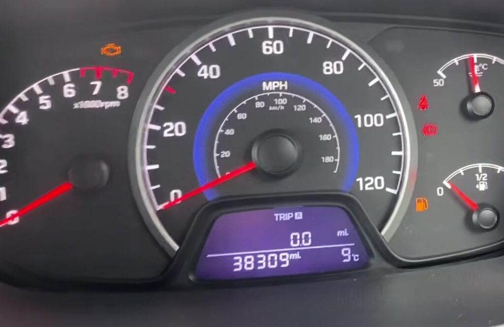Hyundai i10 Mk2 (IA, 2014-2019) instrument cluster, where the tyre-pressure warning light appears.