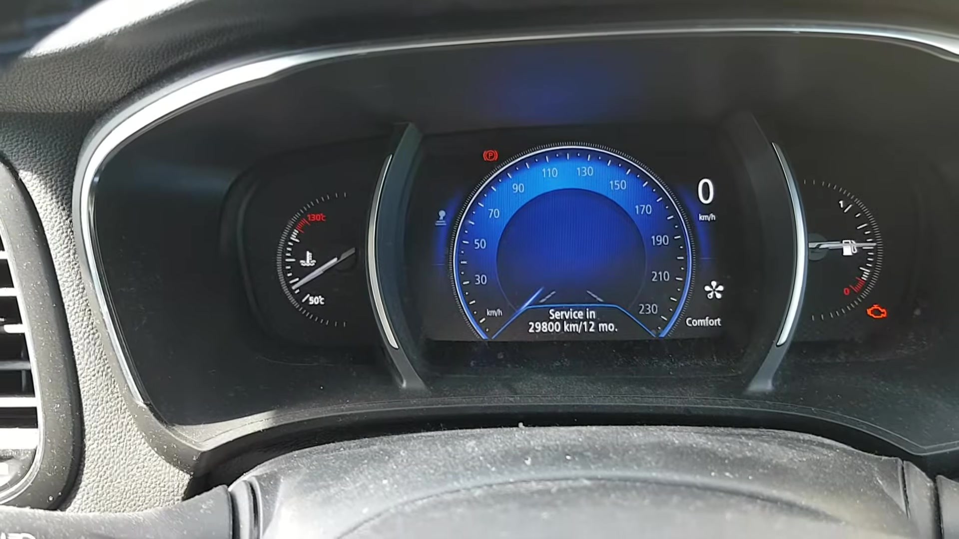 Renault Megane Mk4 instrument display showing the service interval countdown