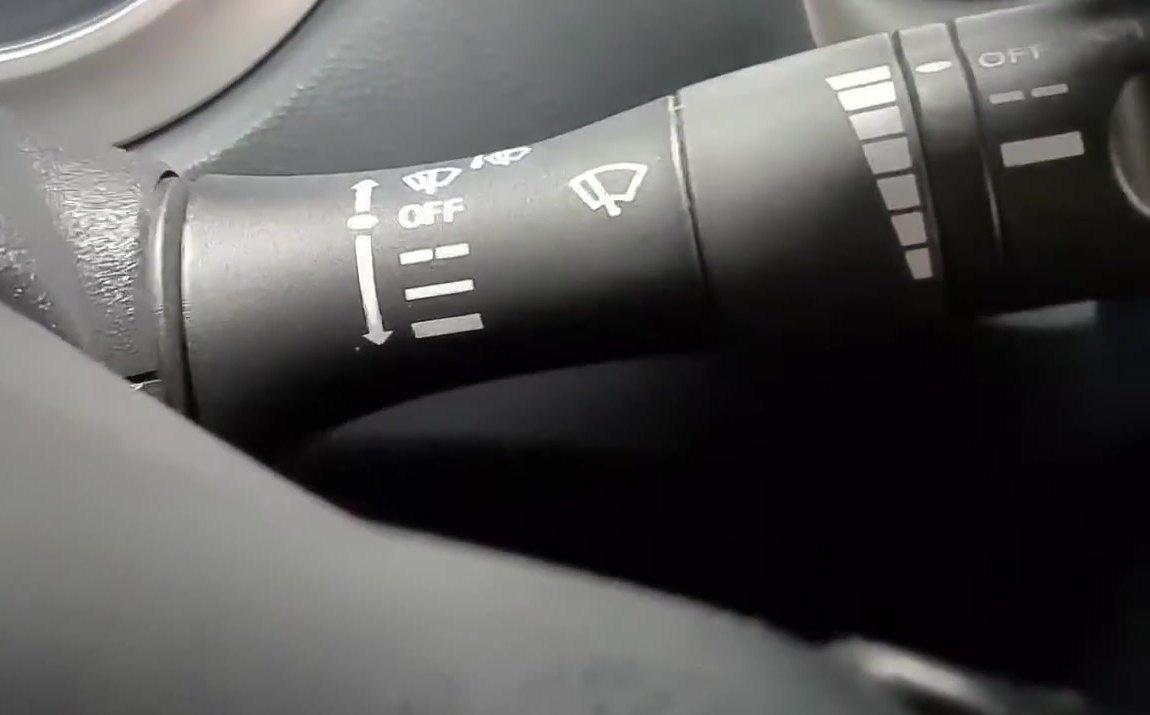 Nissan Juke F15 wiper stalk used to trigger the service position