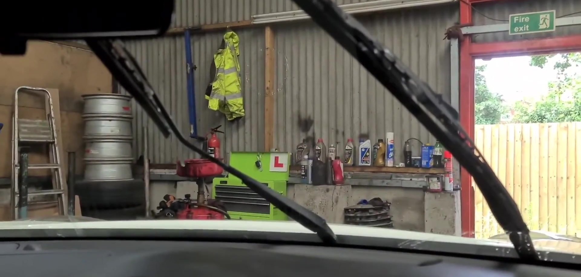 Nissan Juke F15 with the windscreen wipers raised into the vertical service position