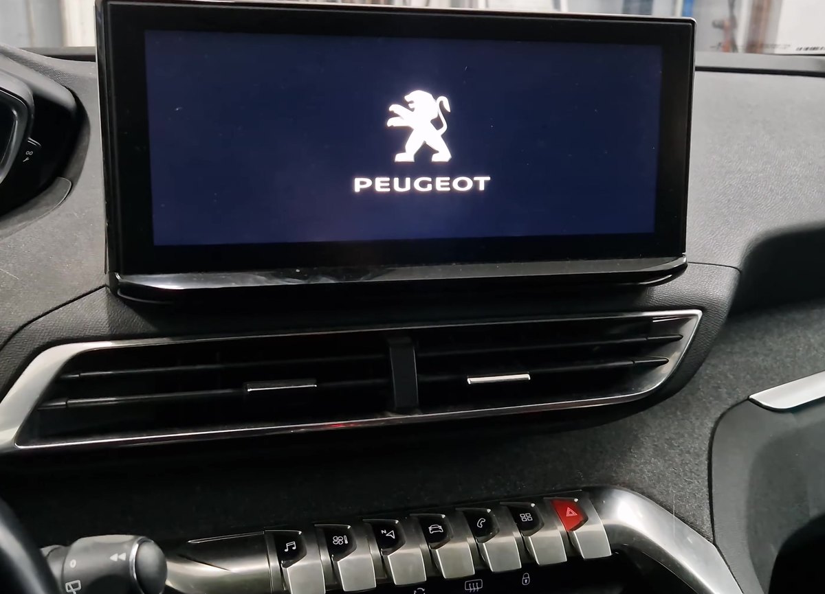 Peugeot i-Cockpit touchscreen displaying the Peugeot logo while rebooting after a reset