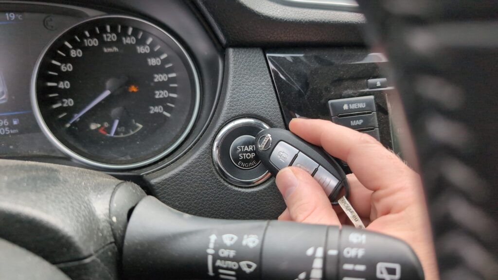 Nissan Qashqai J11 driver holding the Intelligent Key against the START/STOP button