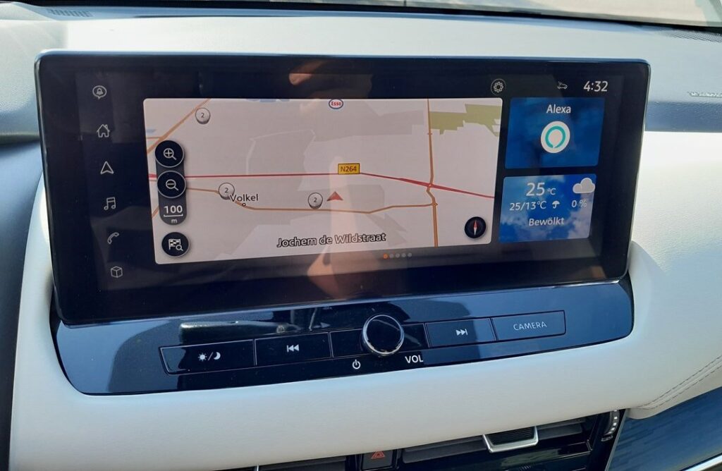 Nissan Qashqai J12 (2021-present) centre infotainment touchscreen
