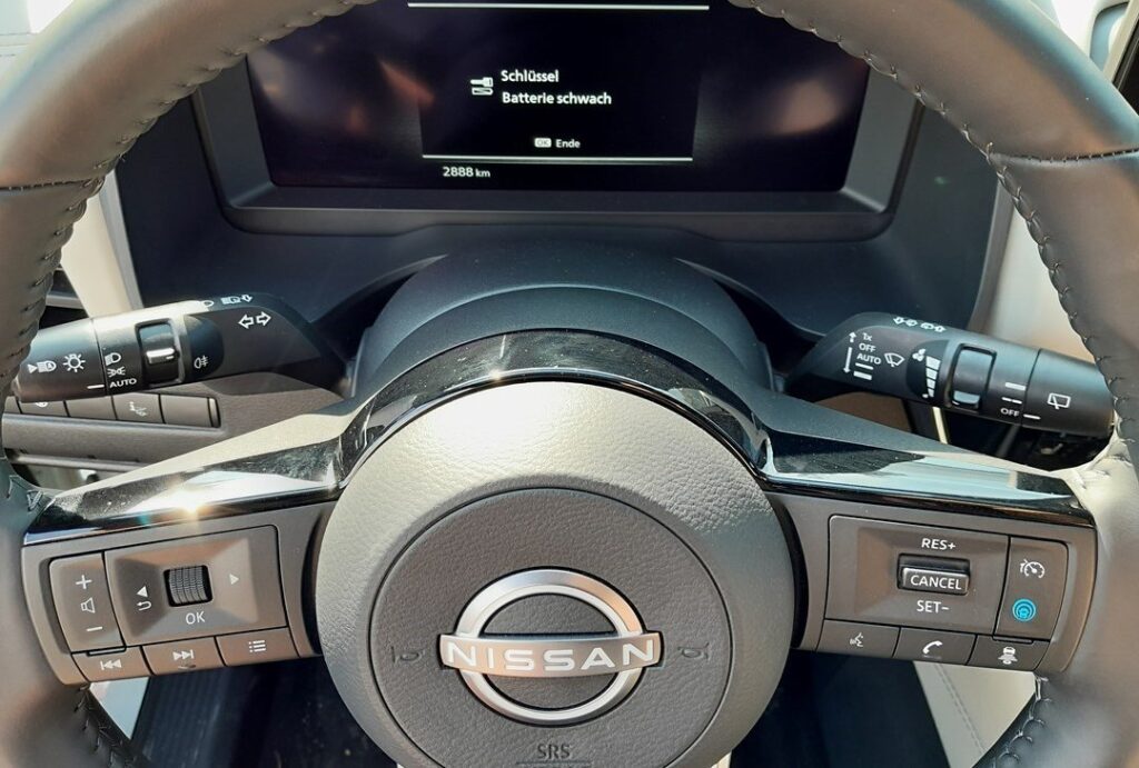 Nissan Qashqai J12 cluster warning: key battery low