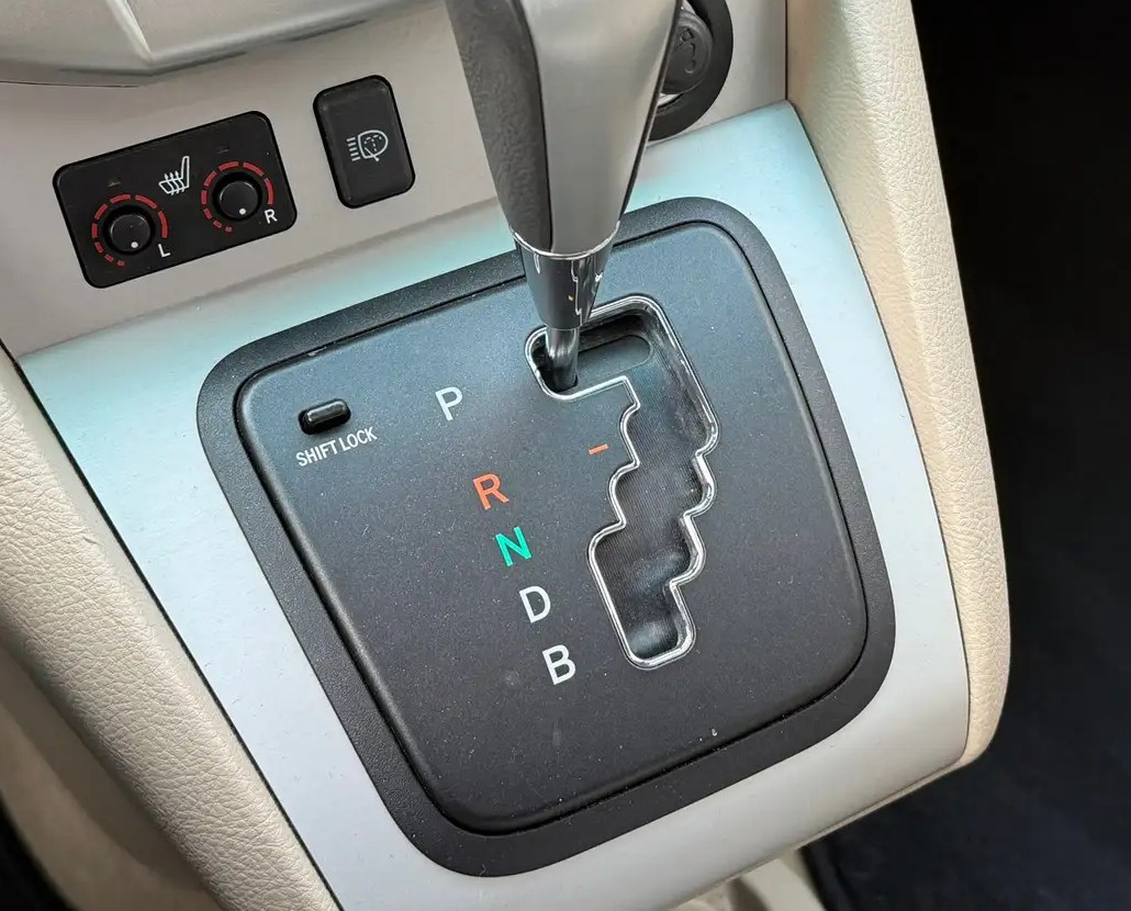 Lexus RX gear selector with the SHIFT LOCK override button