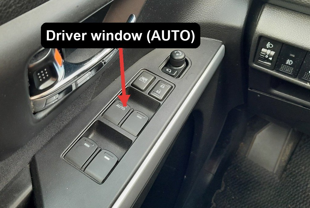 Driver door window switches on a Suzuki SX4 S-Cross, AUTO rocker marked