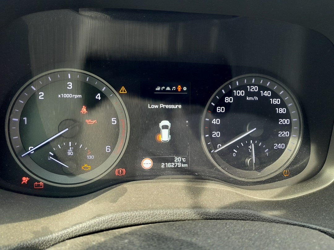 Hyundai Tucson TL cluster showing the Low Pressure tire warning