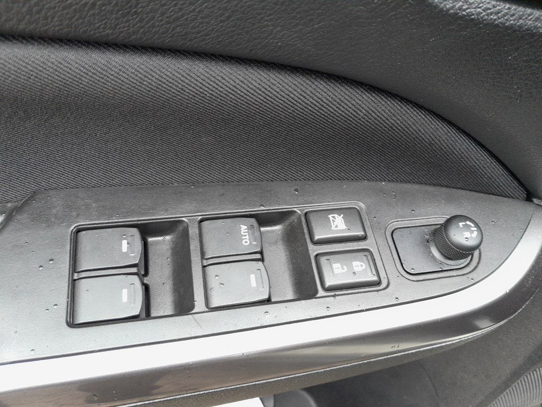 Driver's door power-window switch panel on a Suzuki Vitara (LY)