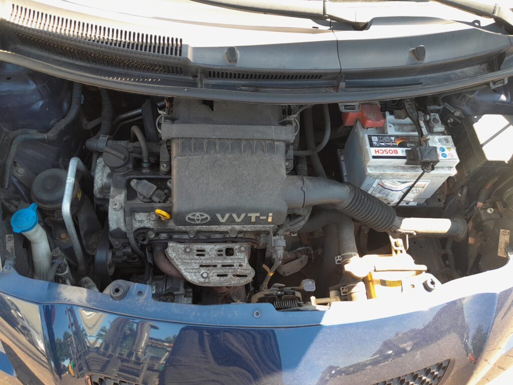 Toyota Yaris Mk2 (XP90) 12V battery in the engine bay on the right-hand side.