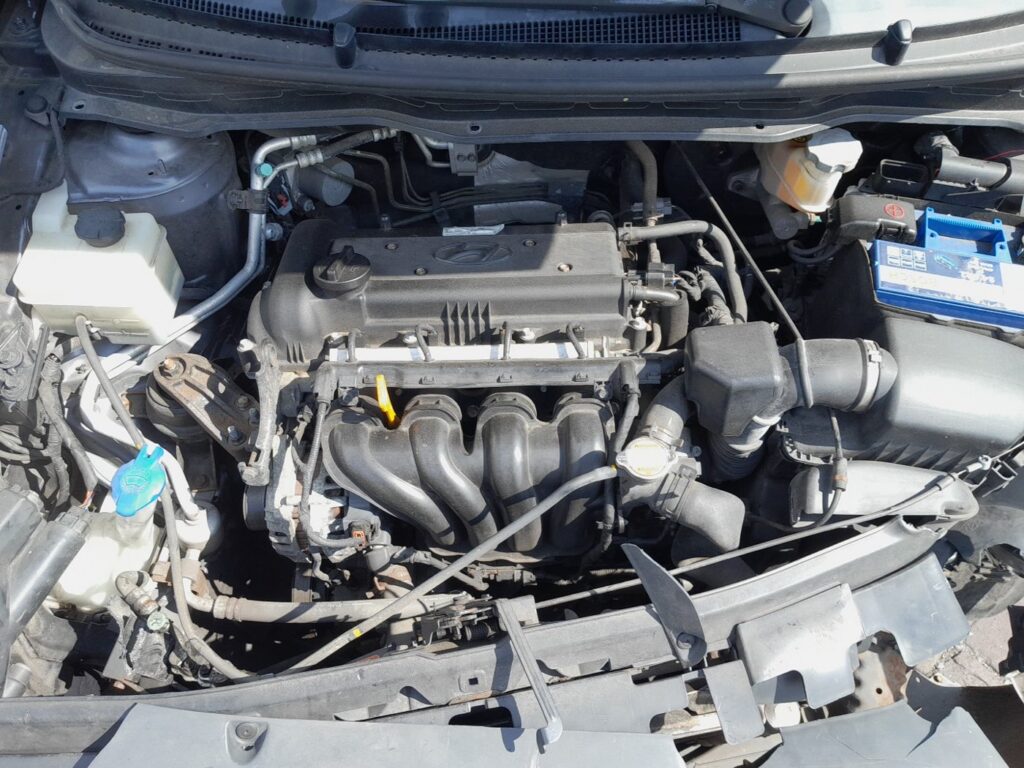 12V battery in the engine bay of the Hyundai i20 Mk1 (PB)