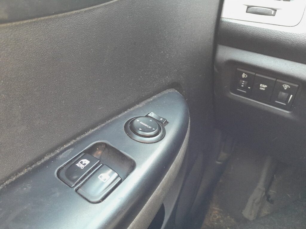 Driver's door AUTO one-touch window switch on the Hyundai i20 Mk1