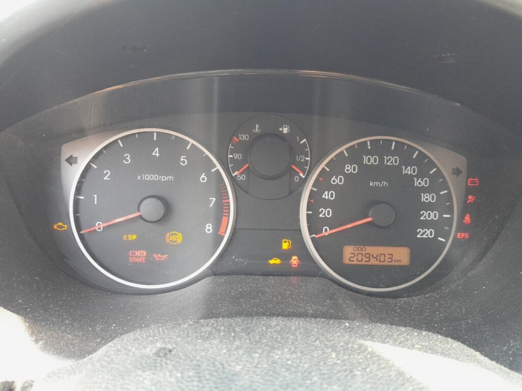 Instrument cluster of the Hyundai i20 Mk1 (PB) with warning lights lit
