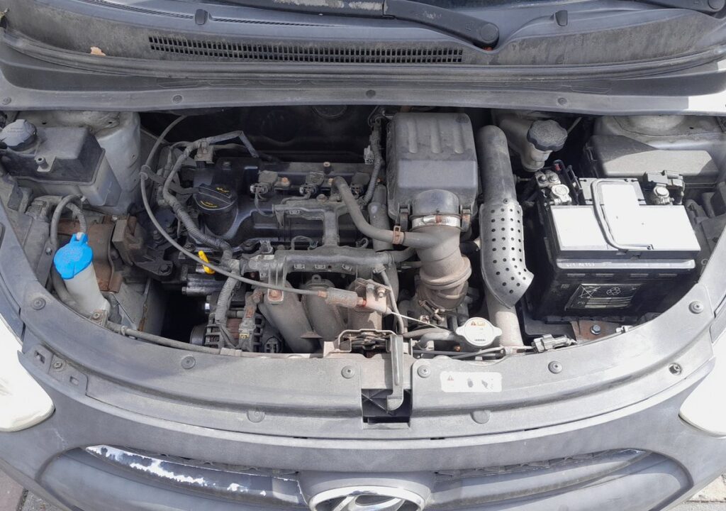 Hyundai i10 PA engine bay with the 12V battery on the right