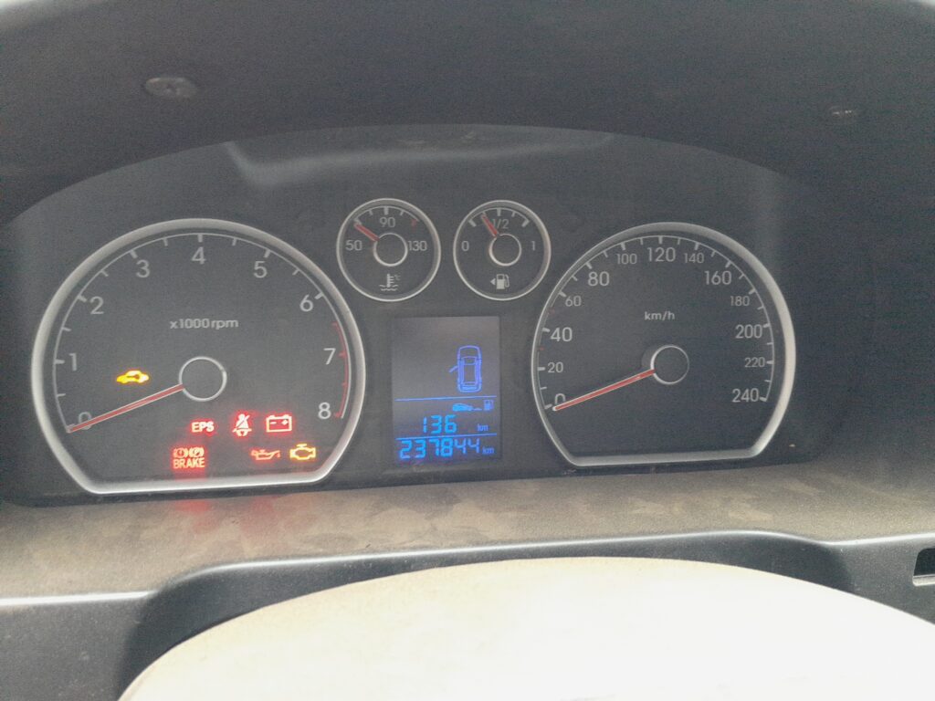 Hyundai i30 Mk1 (FD) instrument cluster with the warning lights that appear briefly after the 12 V battery is reconnected.