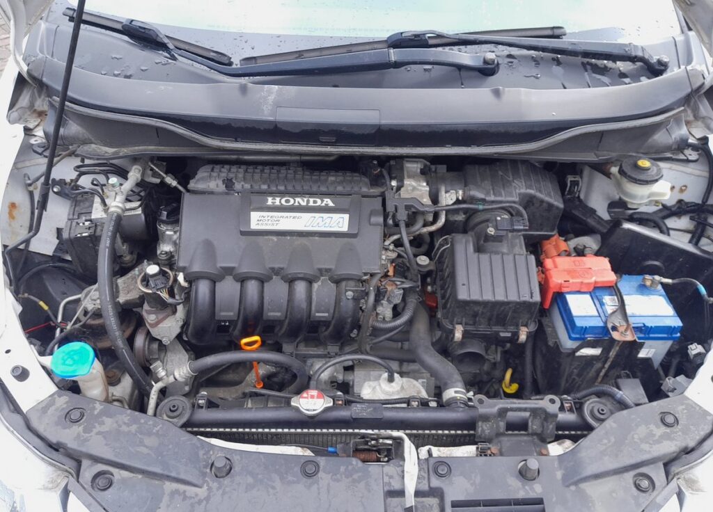 Honda Insight ZE2 engine bay with the 12V battery on the right