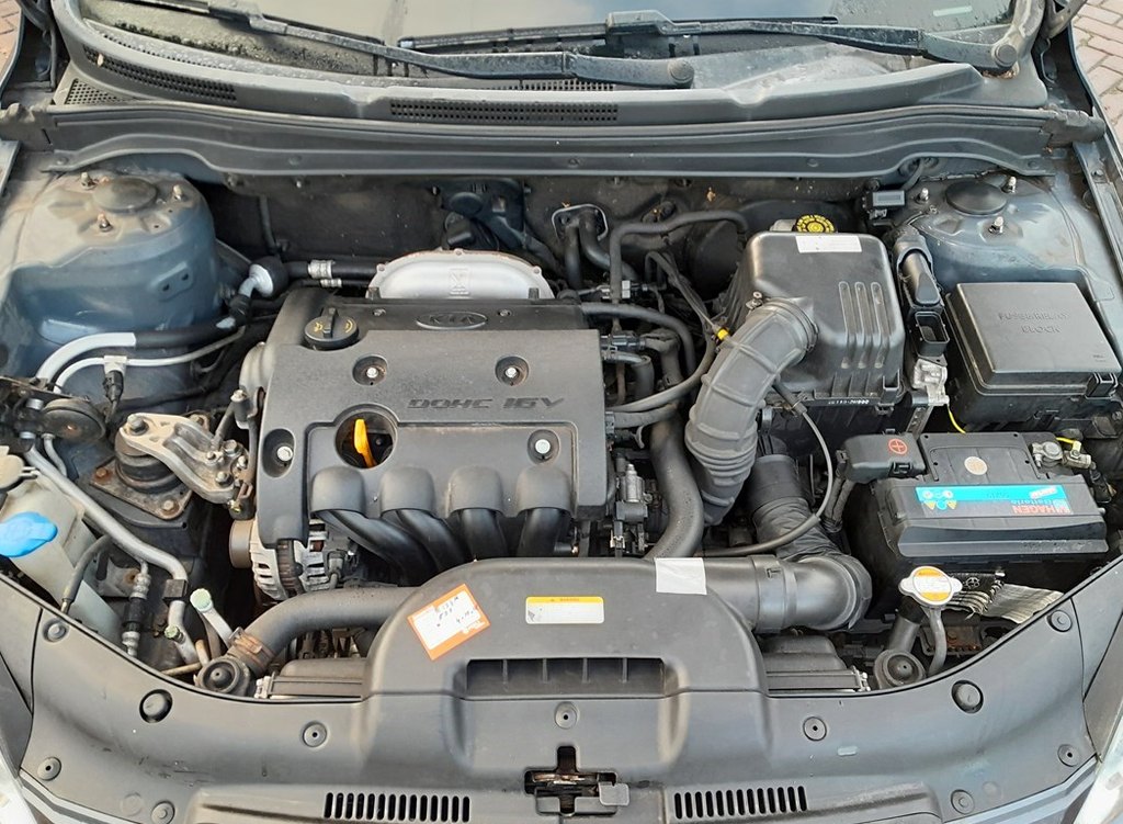 12V battery in the engine bay of the Kia cee'd Mk1 (ED)