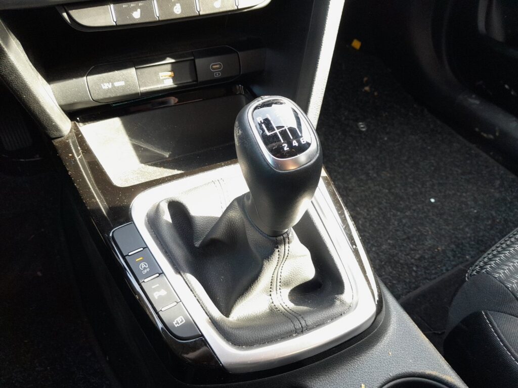 Kia Ceed CD manual shifter and Auto Stop OFF button