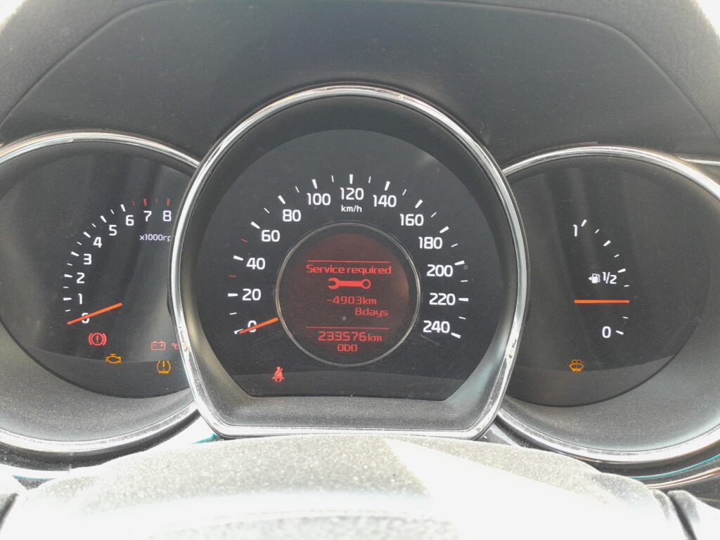 Kia ceed JD instrument cluster showing the Service Required message